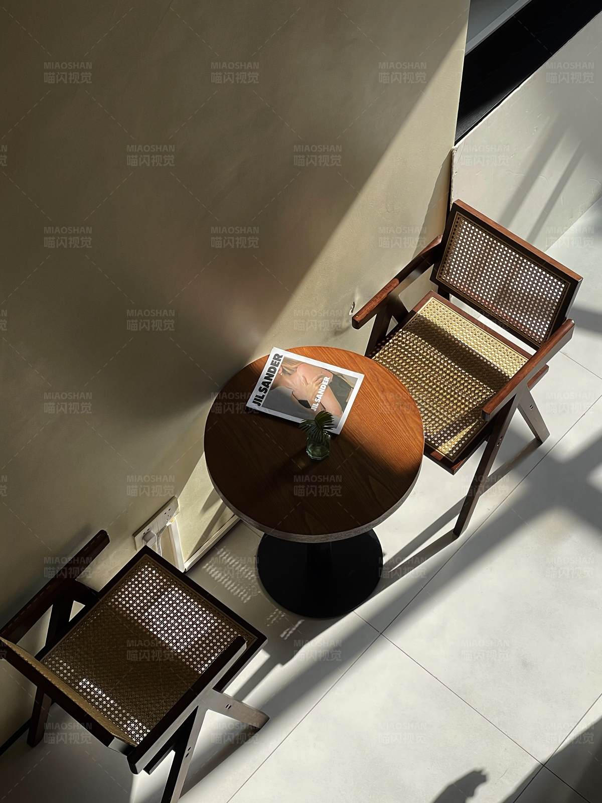 阳台角落的悠闲时光图片