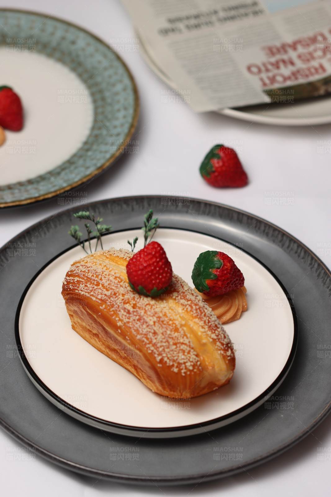 草莓酥皮甜点图片