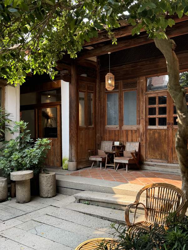 古宅庭院静谧时光图片