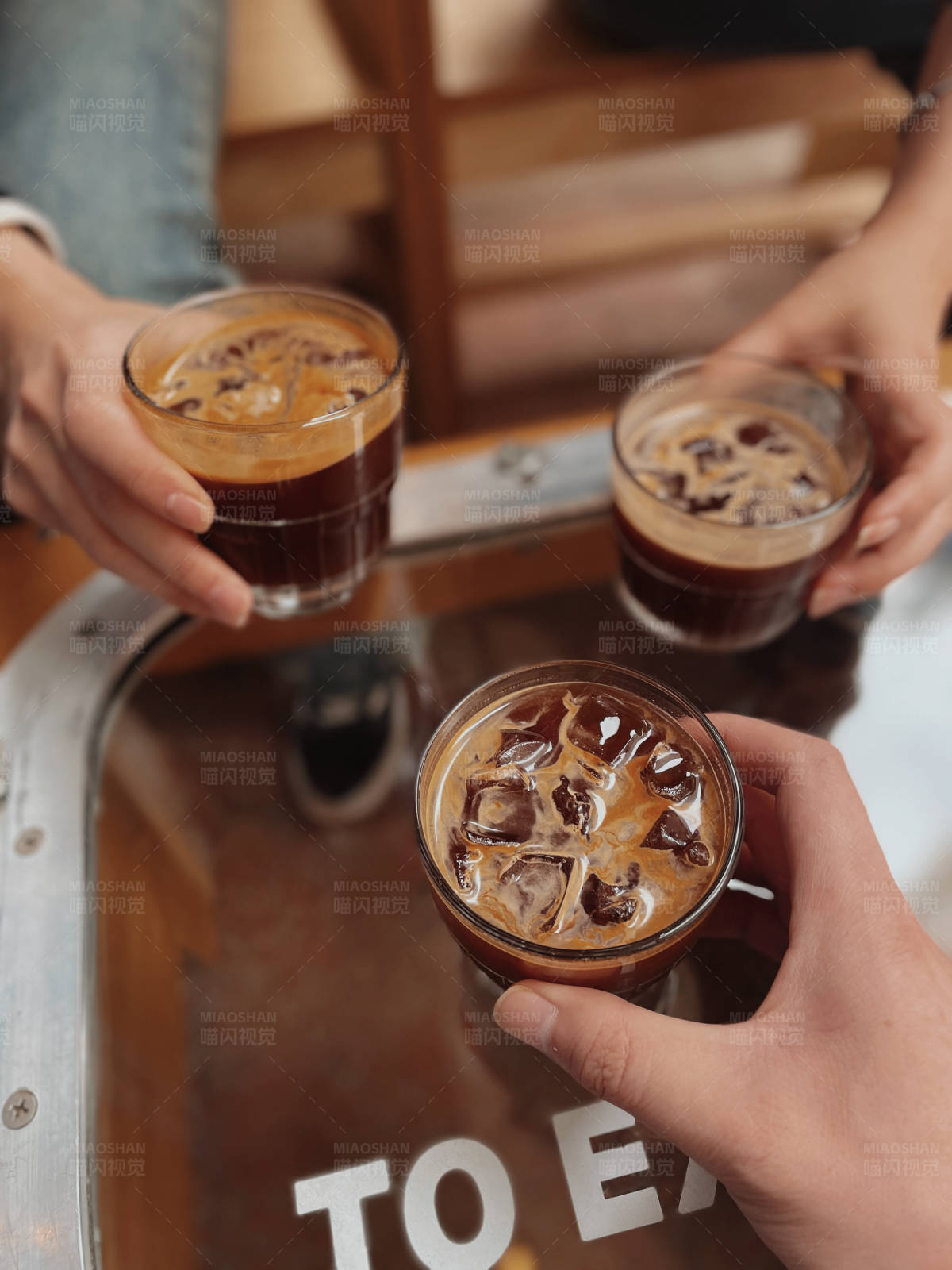 冰咖啡干杯庆祝时刻图片