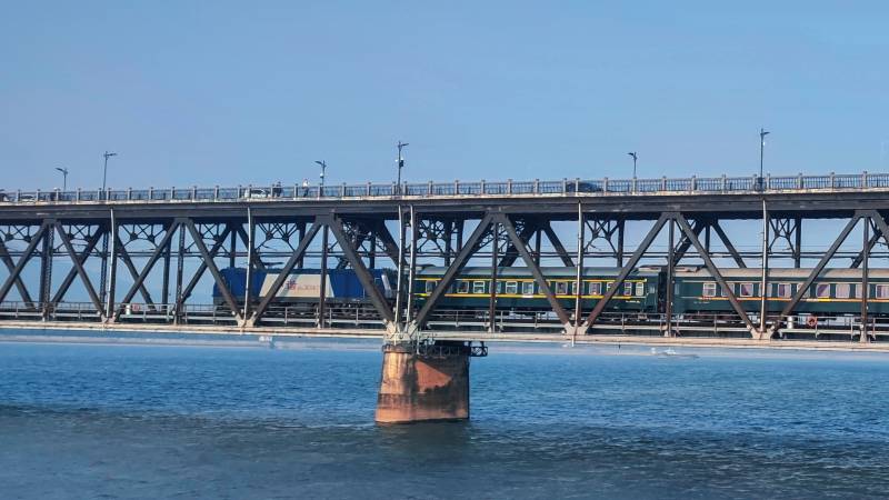 火车过江桥图片