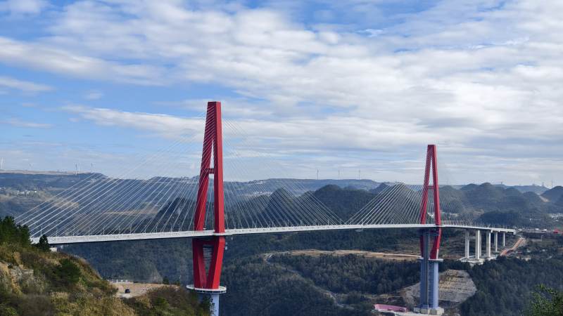 高山峡谷间的红色大桥图片