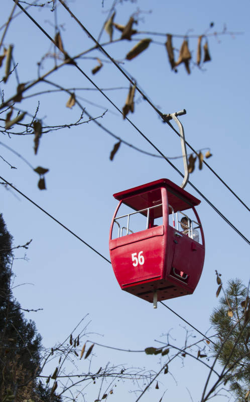 红色缆车图片