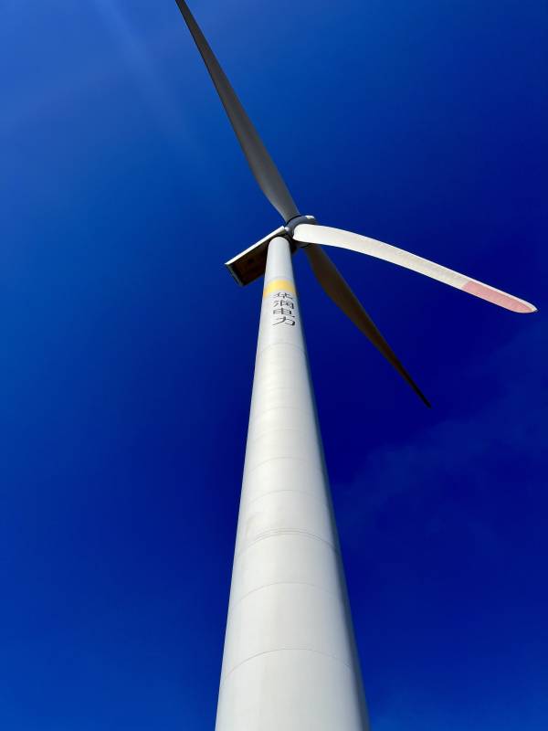 风车与蓝天图片