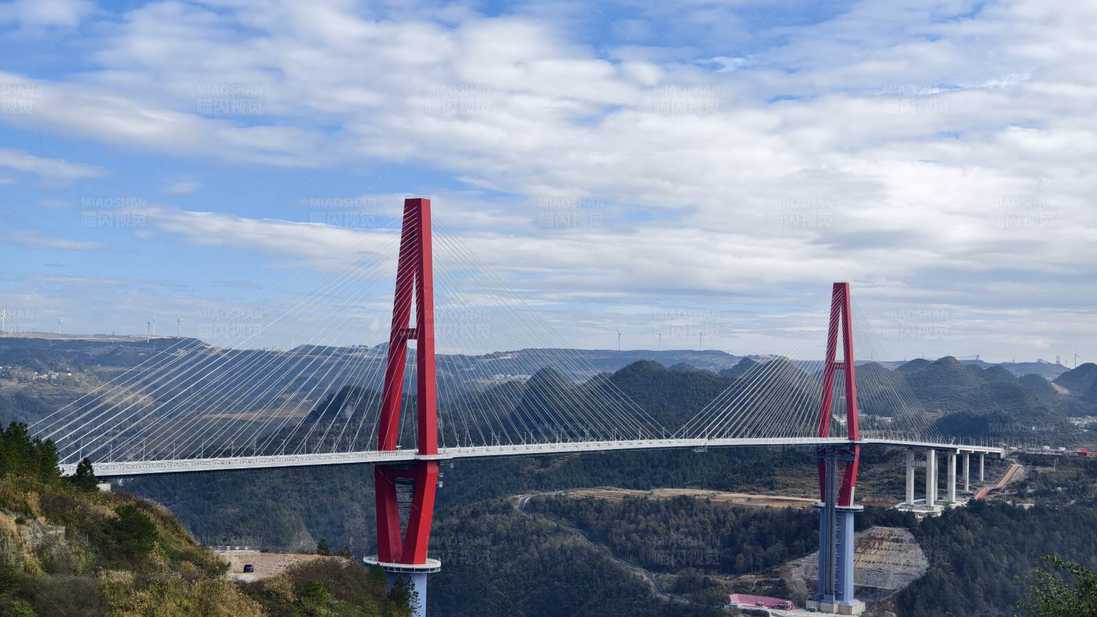 高山峡谷间的红色大桥图片