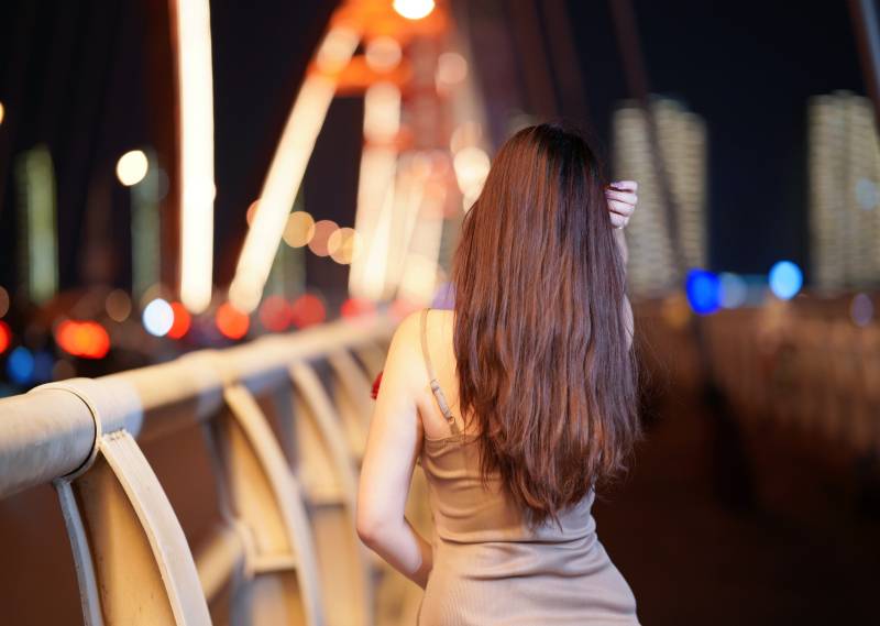 夜色桥边的背影图片