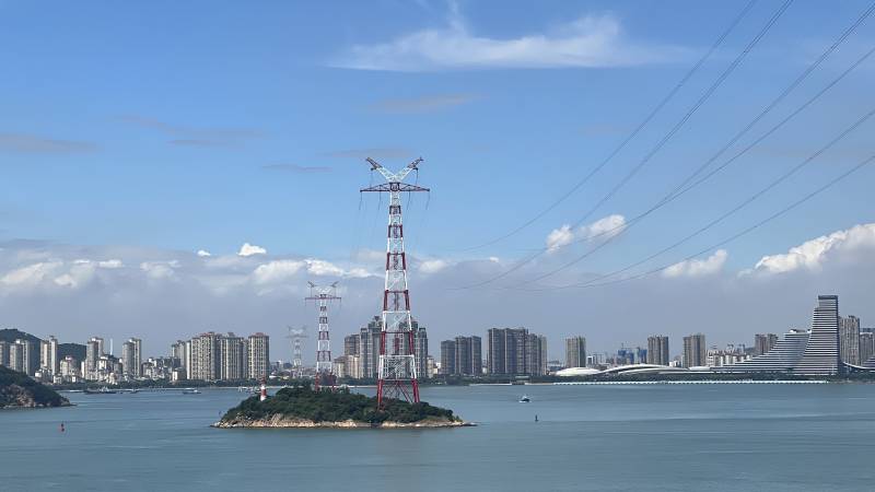 海上电力线与城市天际线图片