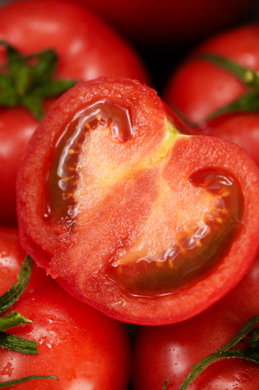 红心番茄切面特写图片