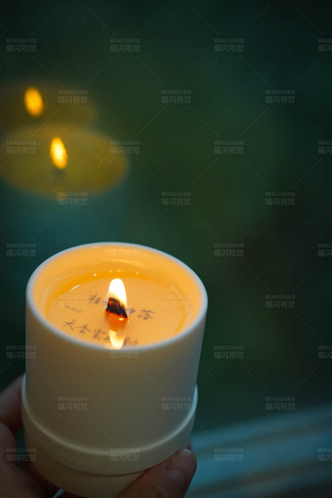 手中温暖的烛光图片