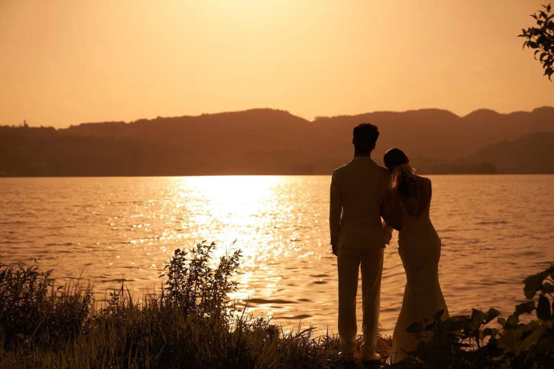 夕阳下的浪漫时刻图片