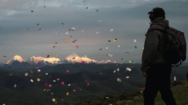 雪山飞舞的经幡图片