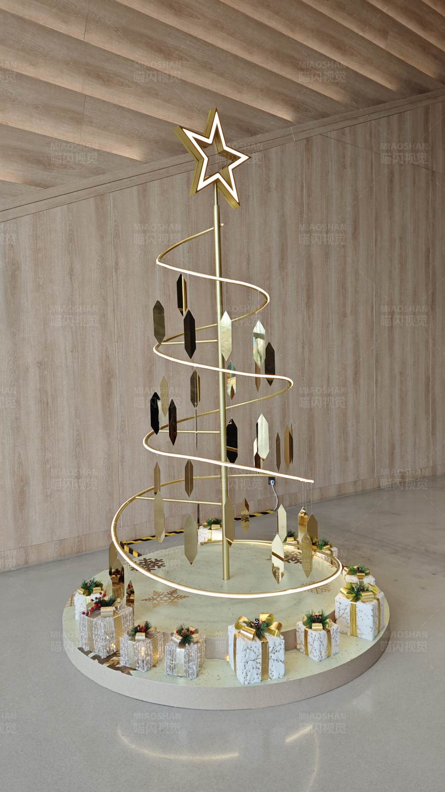 现代简约圣诞树装饰图片