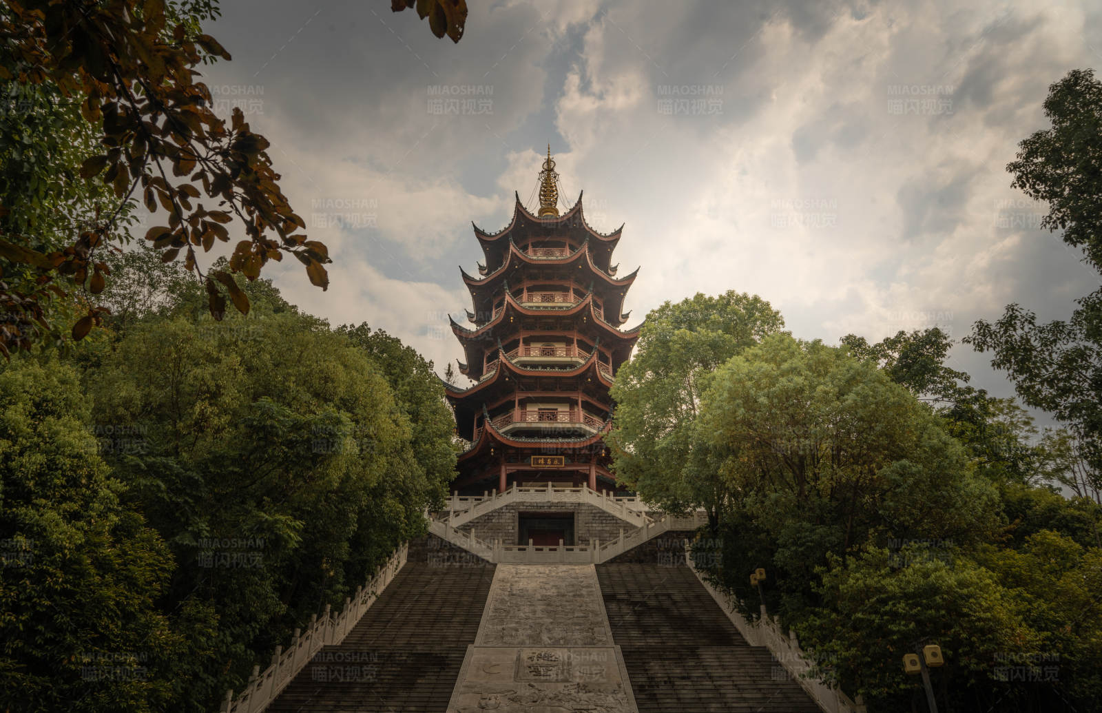 古塔耸立 绿树环绕图片