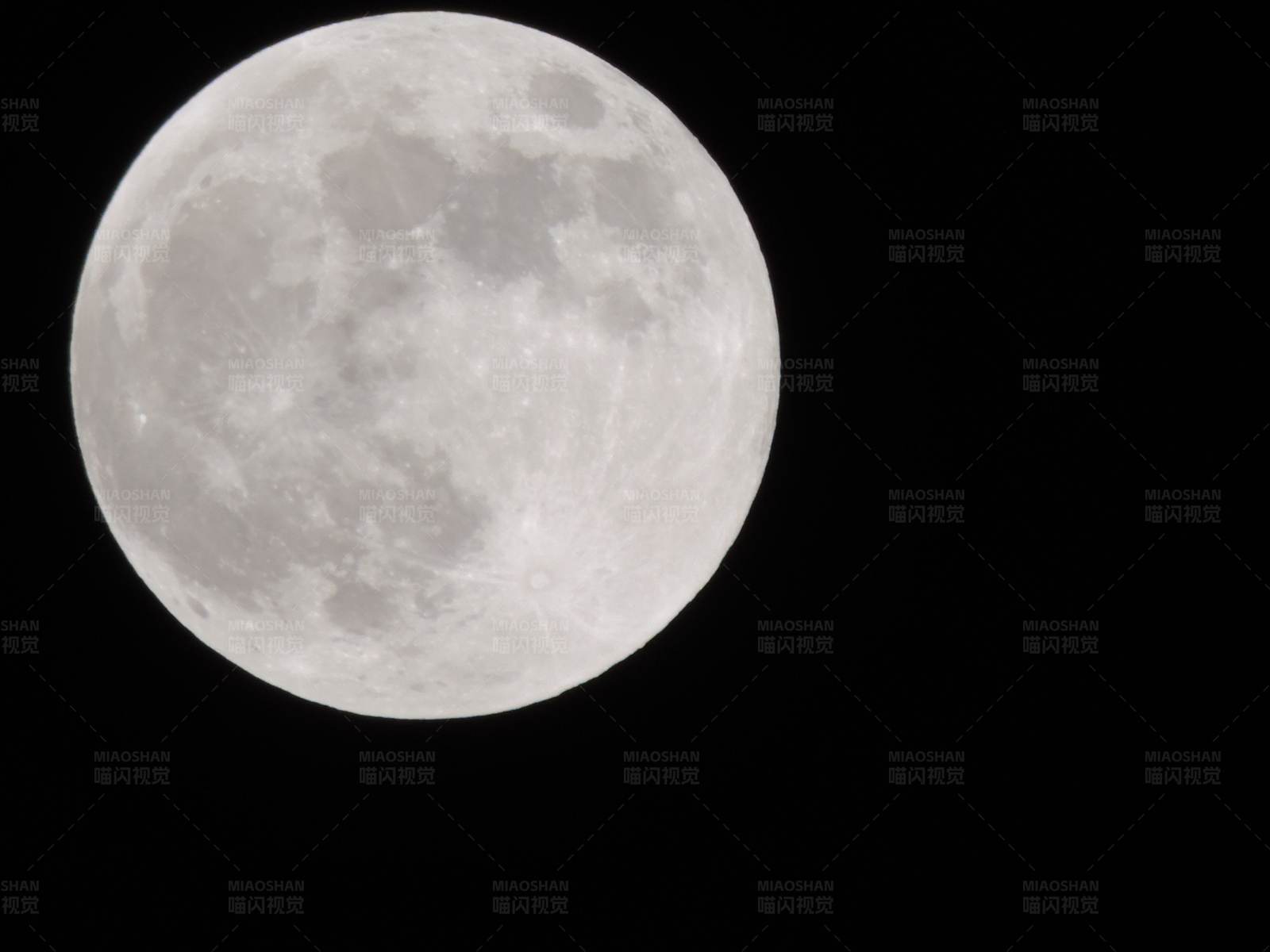 夜空中的满月图片