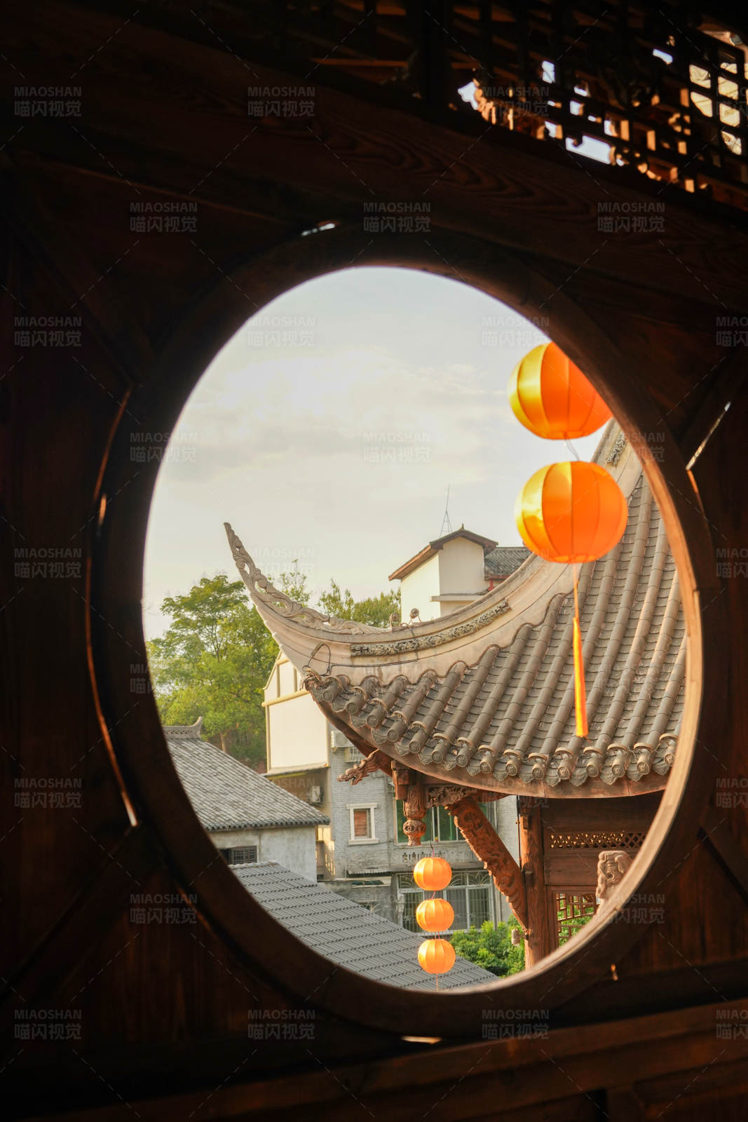 圆窗古建筑图片