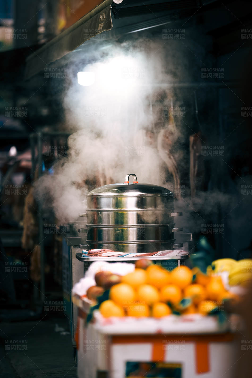 街头蒸笼热气腾腾图片
