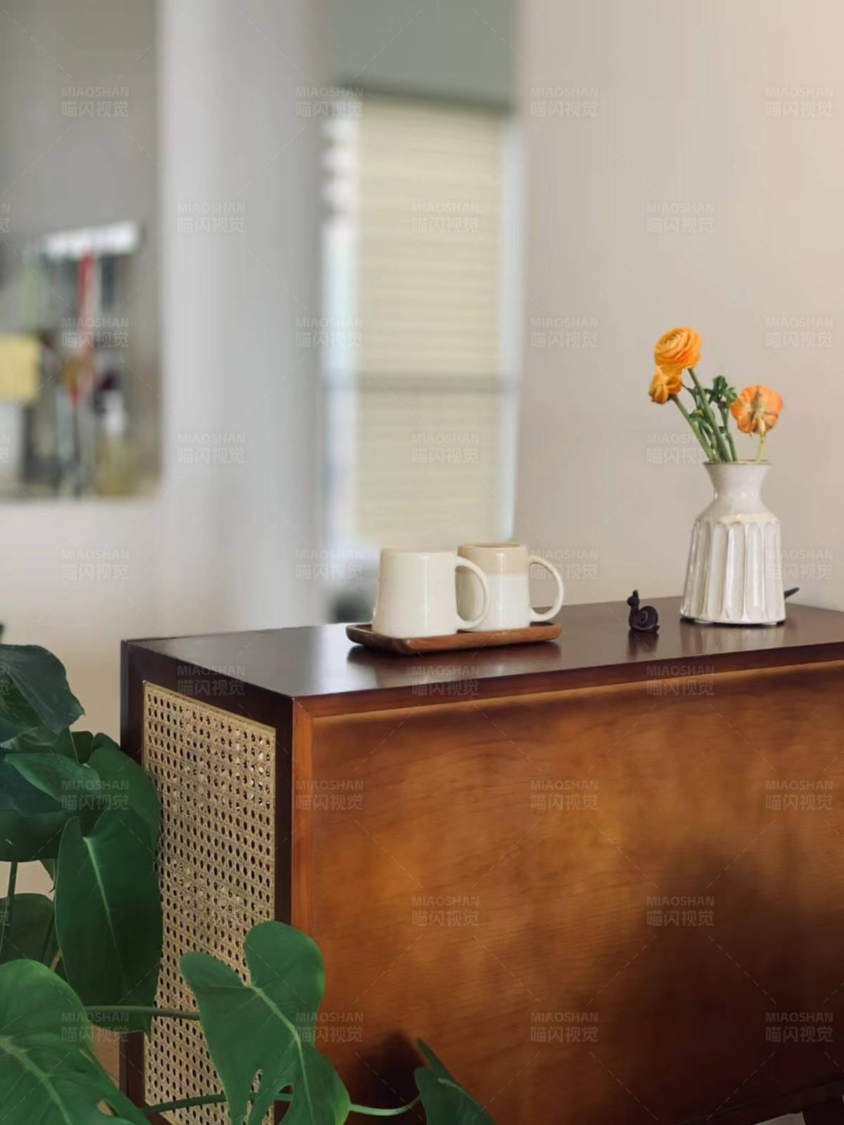 家居一角 茶杯与花瓶图片
