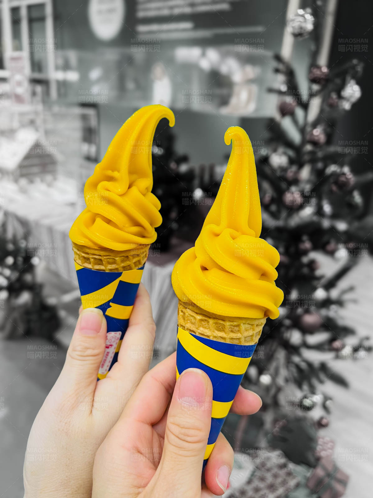 黄色冰淇淋甜筒图片