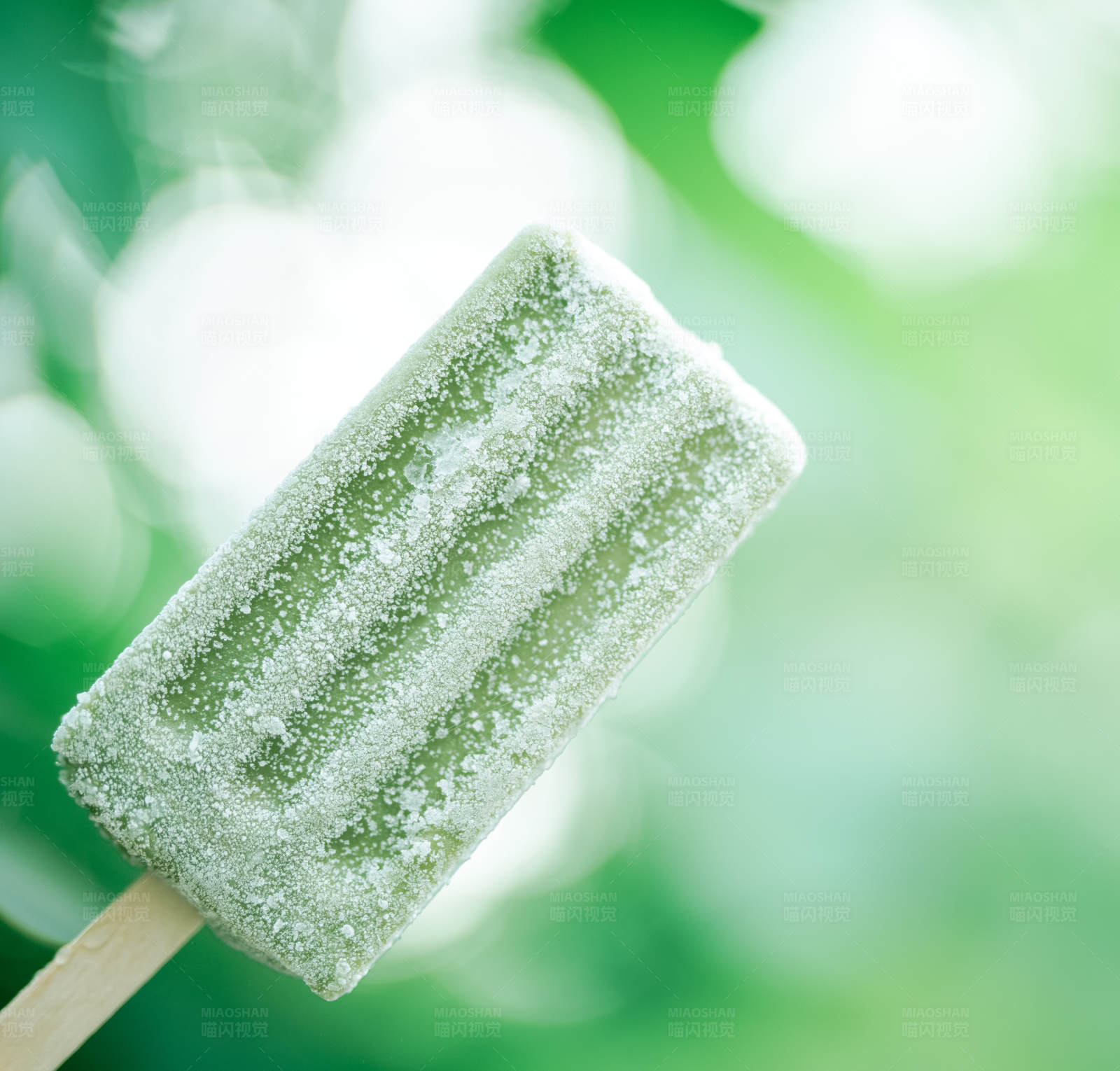 绿色冰棒在夏日图片