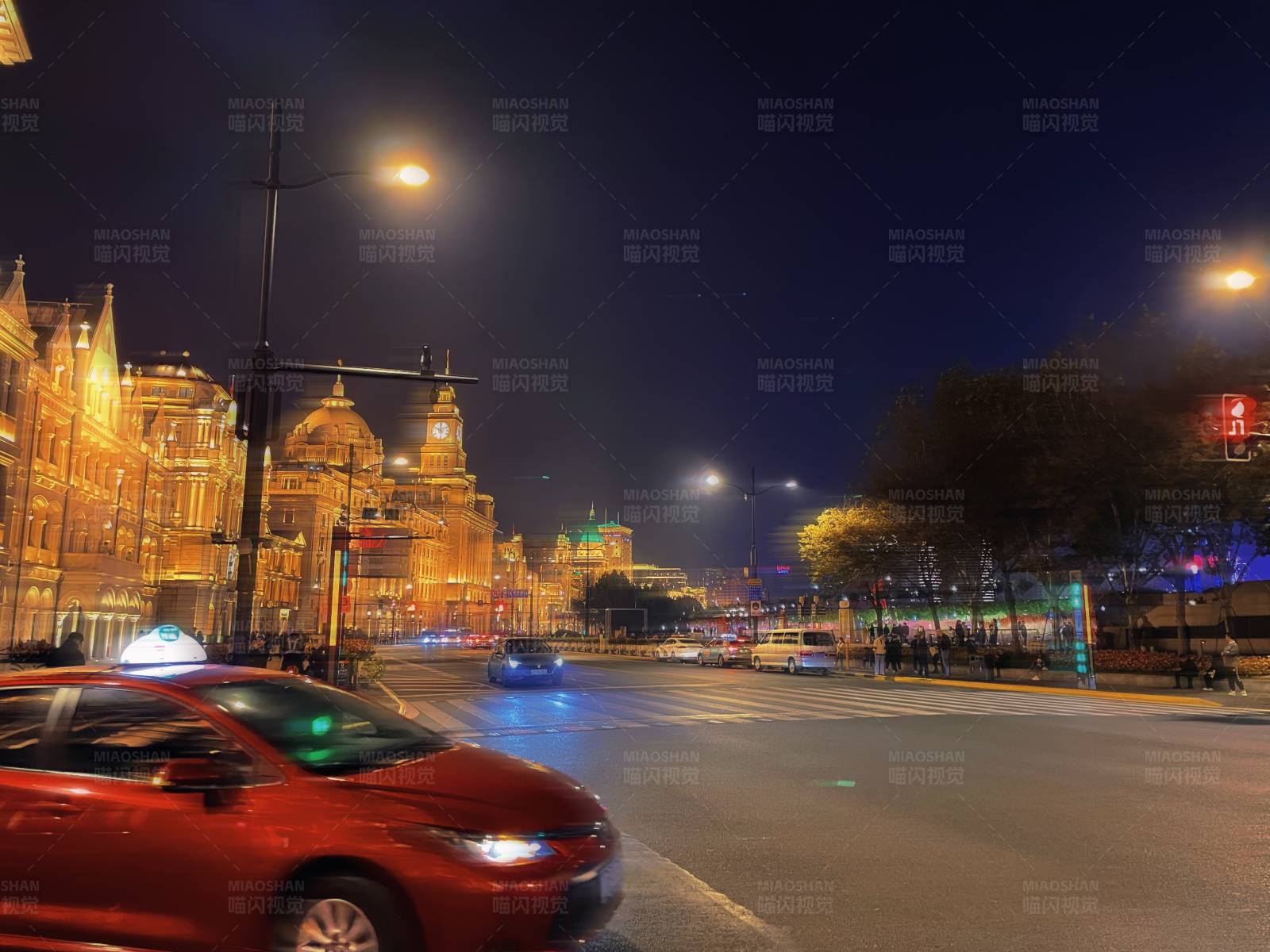 夜幕下的城市街道图片
