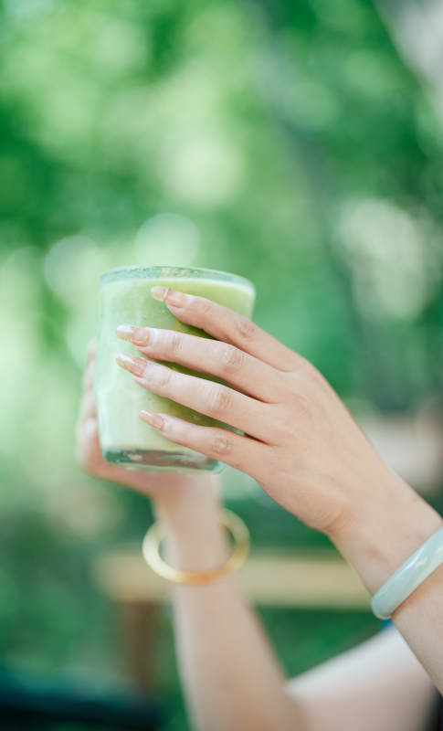 手捧绿色饮品 户外享受图片