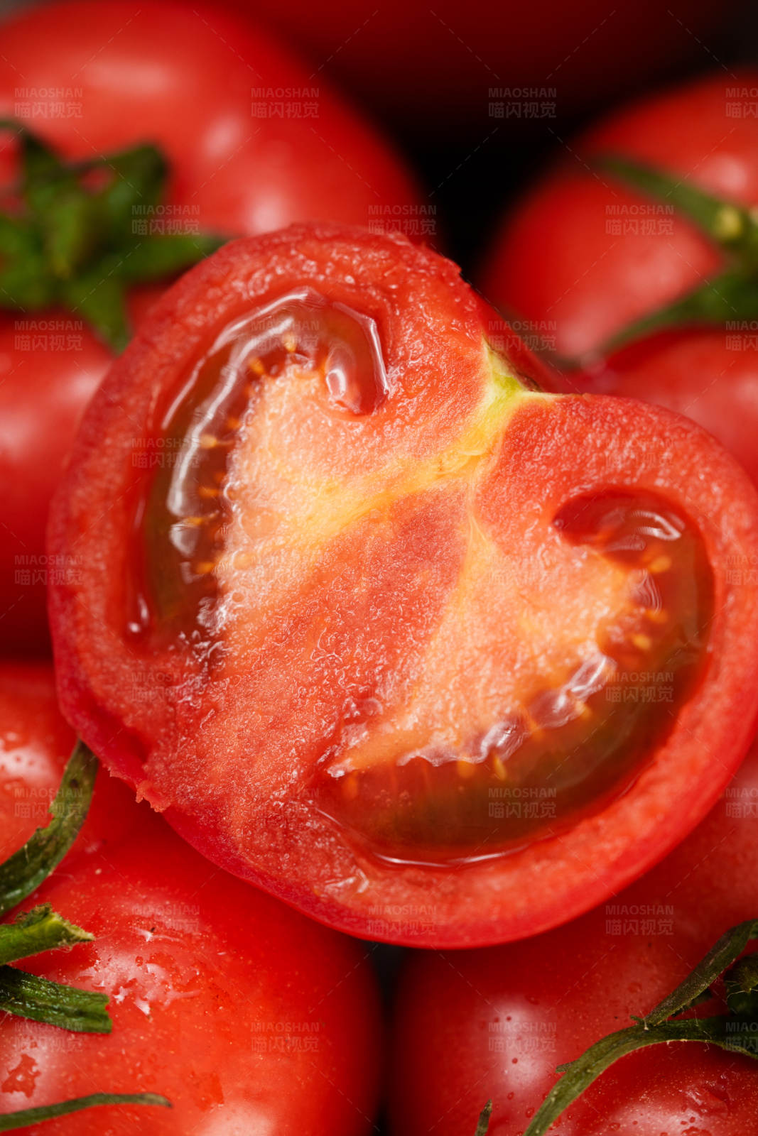 红心番茄切面特写图片