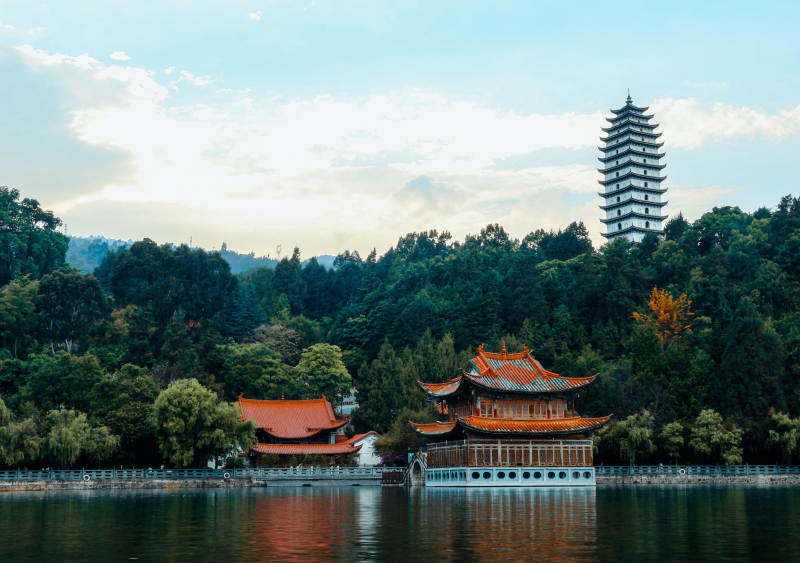 湖畔古塔映夕阳图片