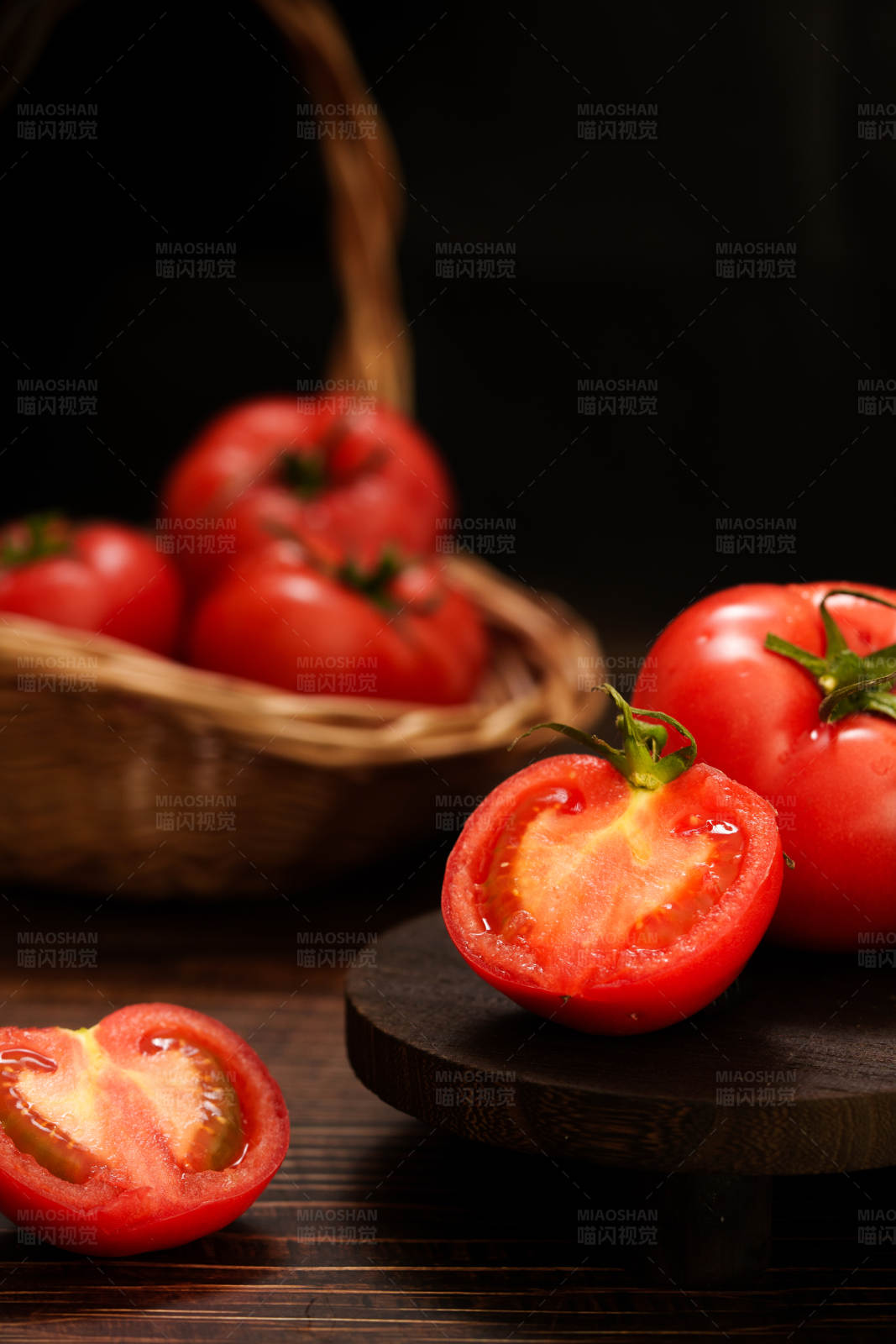 新鲜番茄篮图片