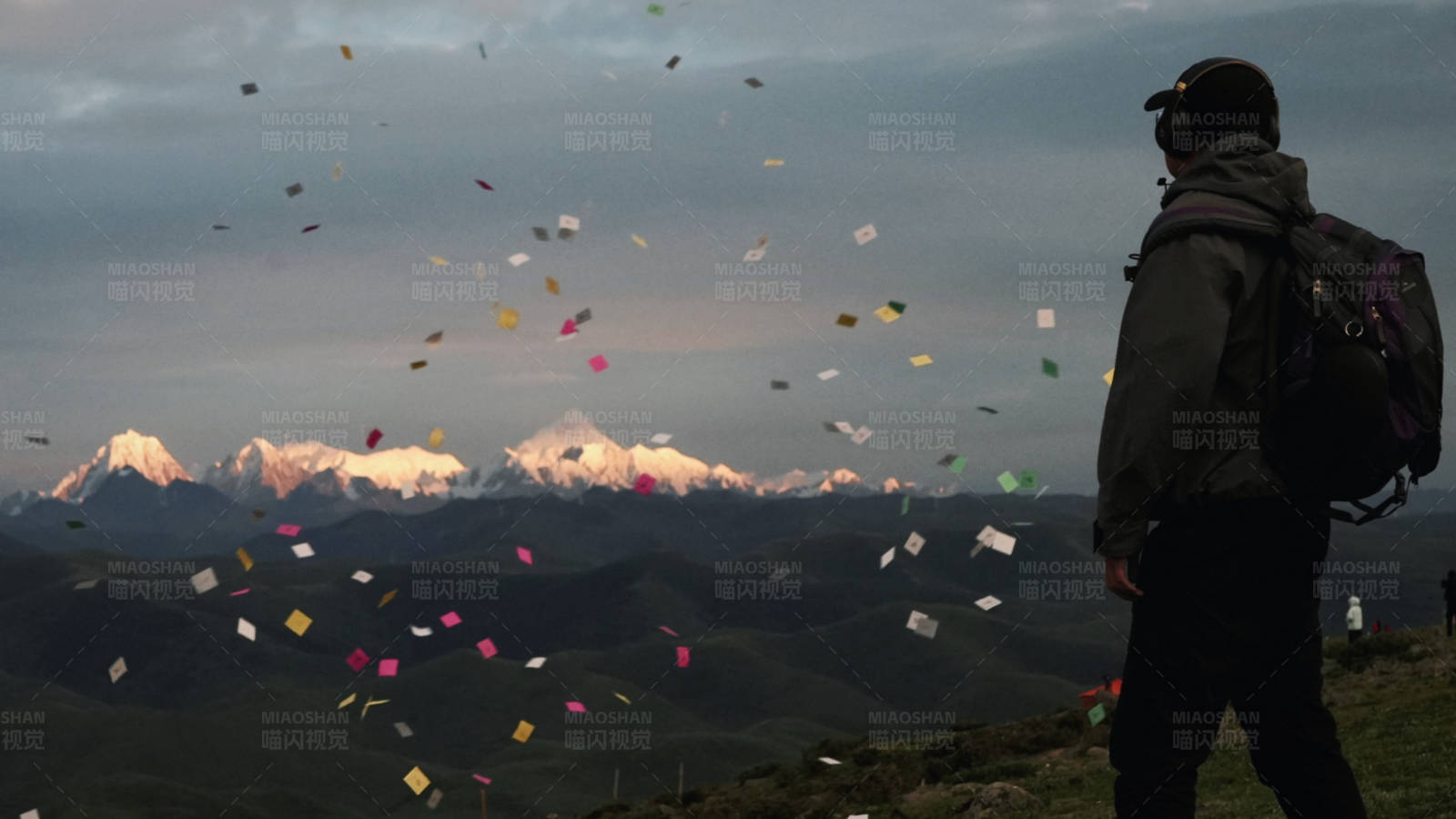 雪山飞舞的经幡图片