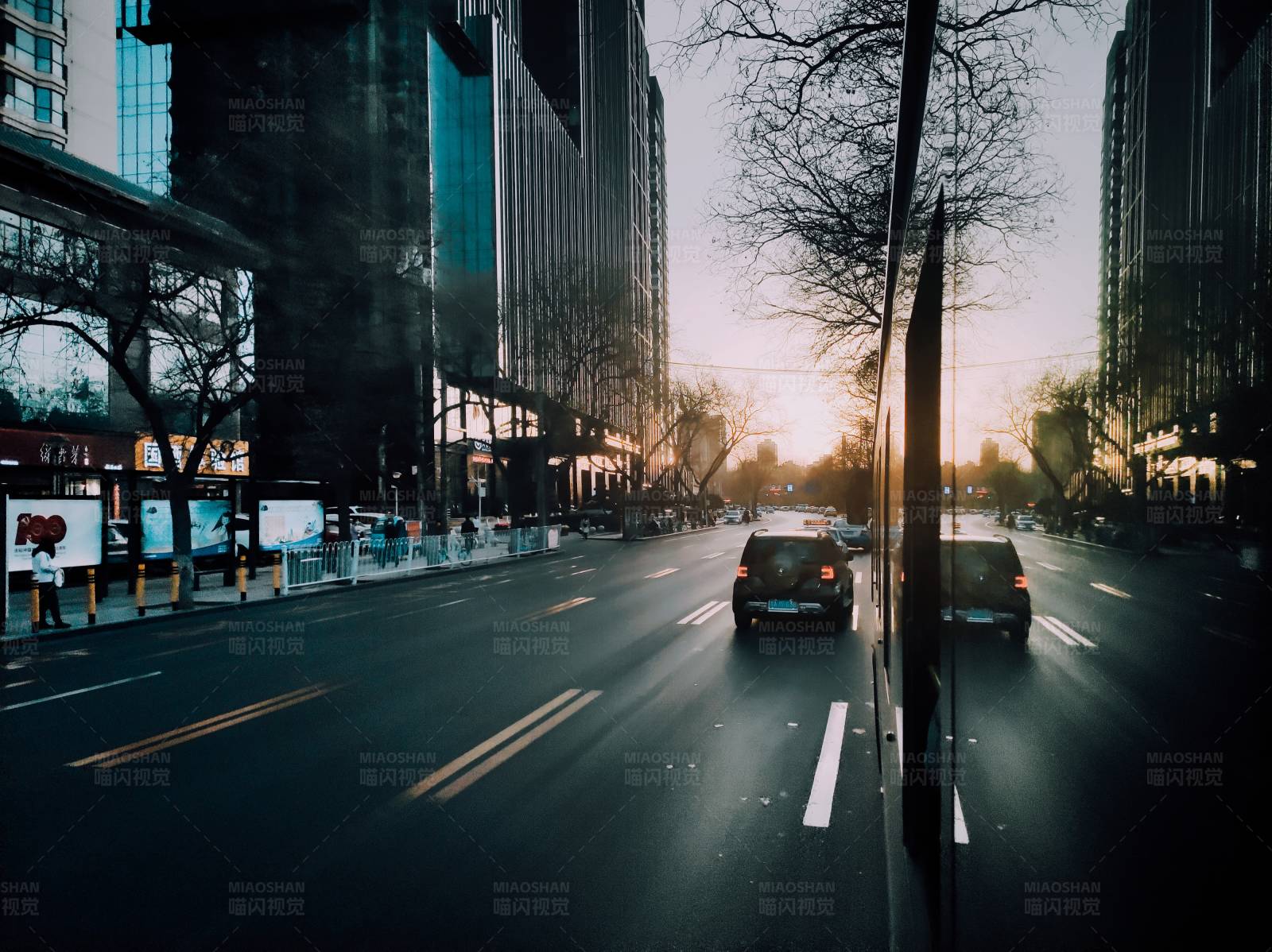 夕阳下的城市街道图片