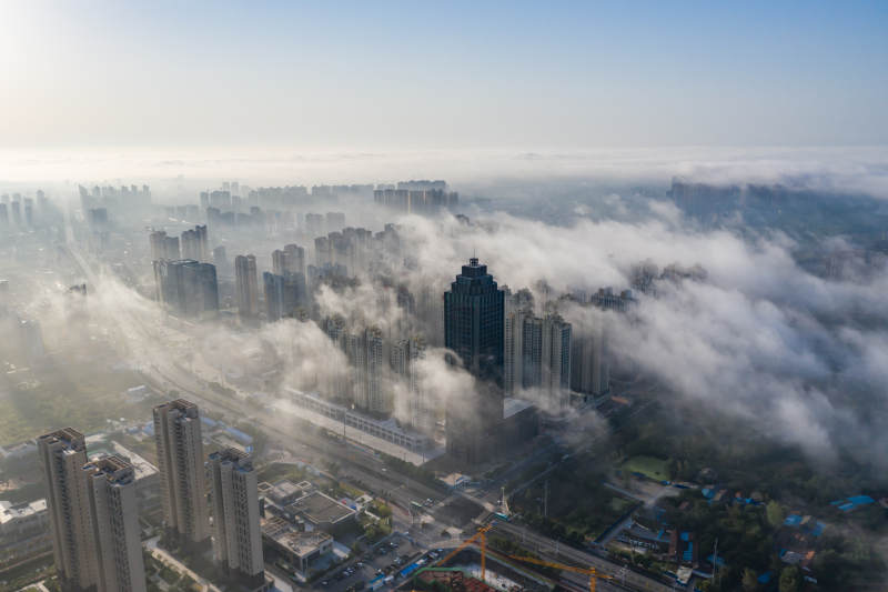 云雾缭绕的城市图片