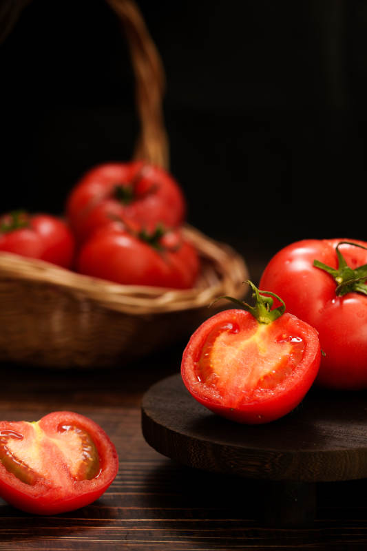 新鲜番茄篮图片