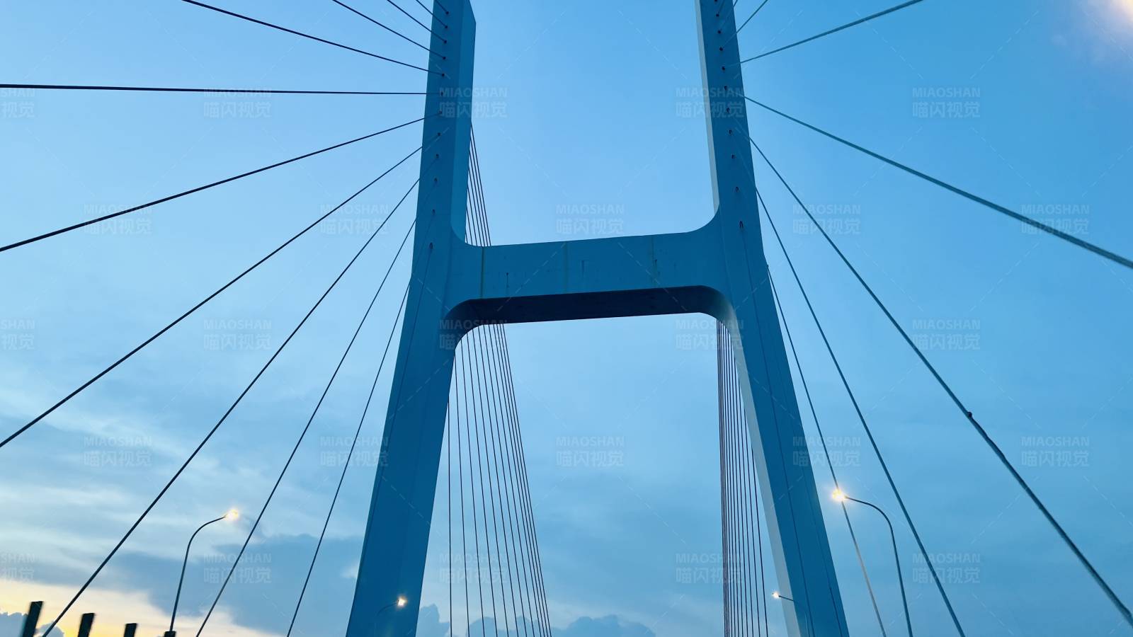 夕阳下的斜拉桥图片