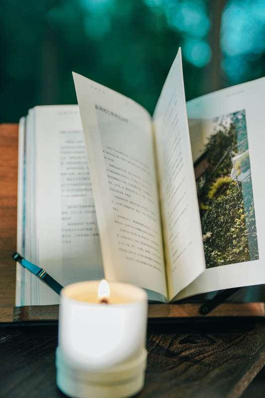 烛光下的阅读时光图片