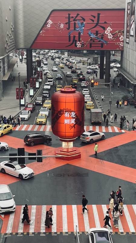 城市街头的巨型灯笼装饰图片