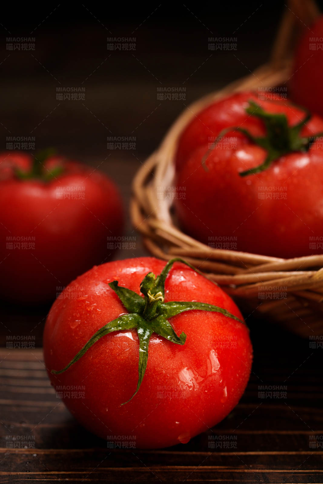 新鲜番茄篮子图片