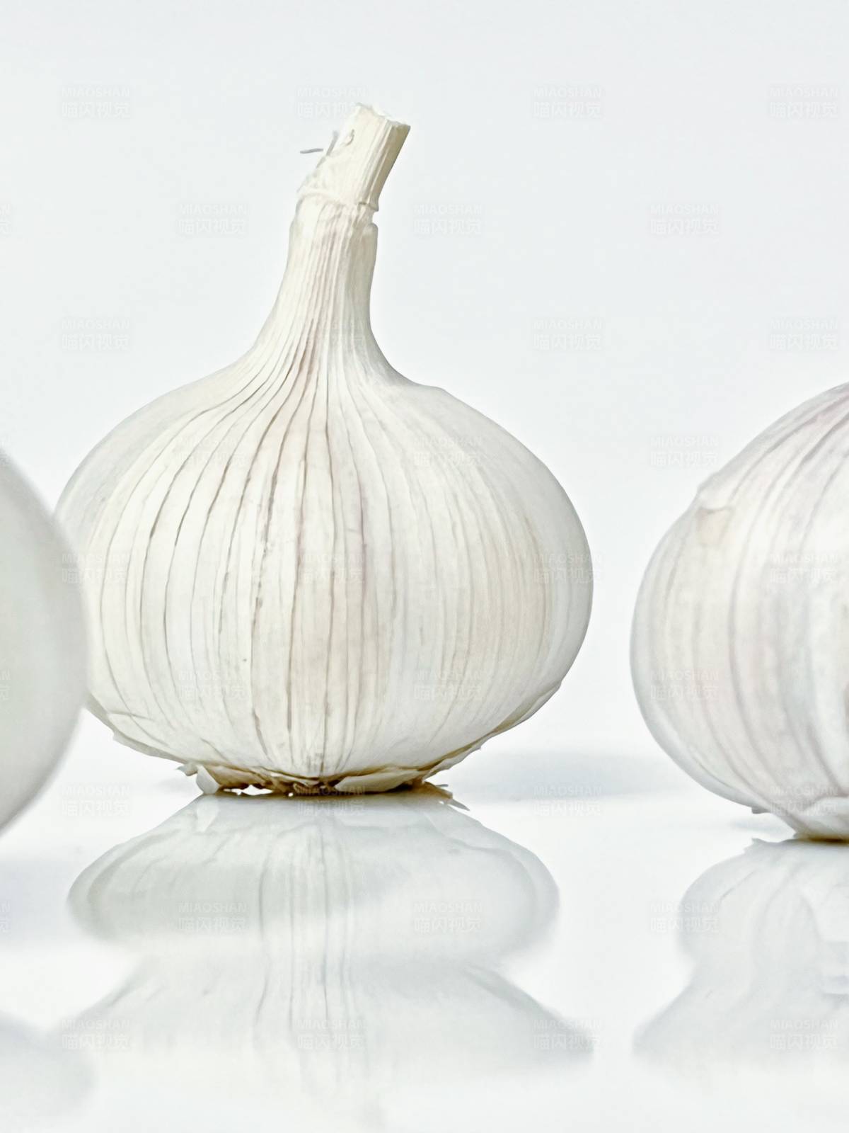 三颗大蒜的静物图图片