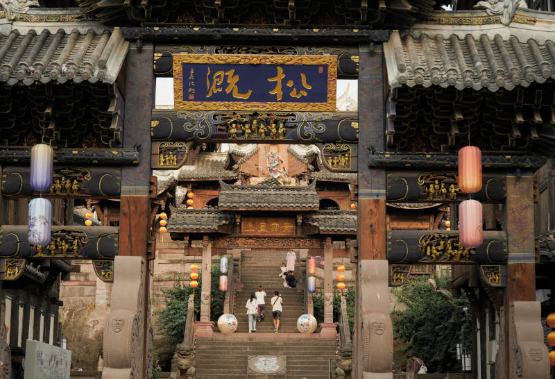 古建筑前的游客图片