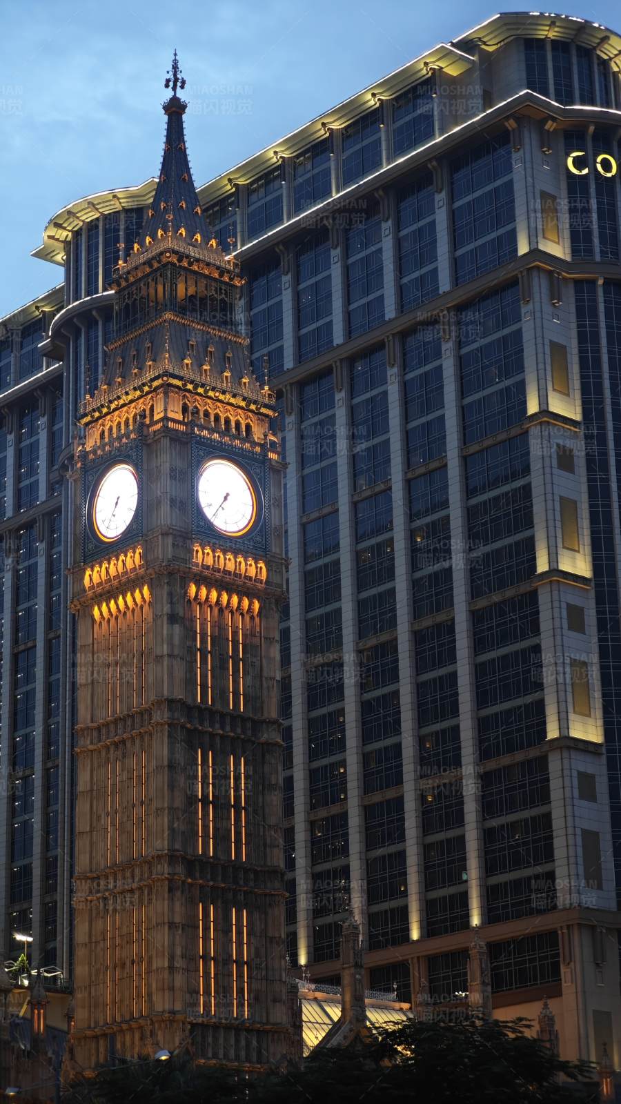 现代与古典的建筑对比图片