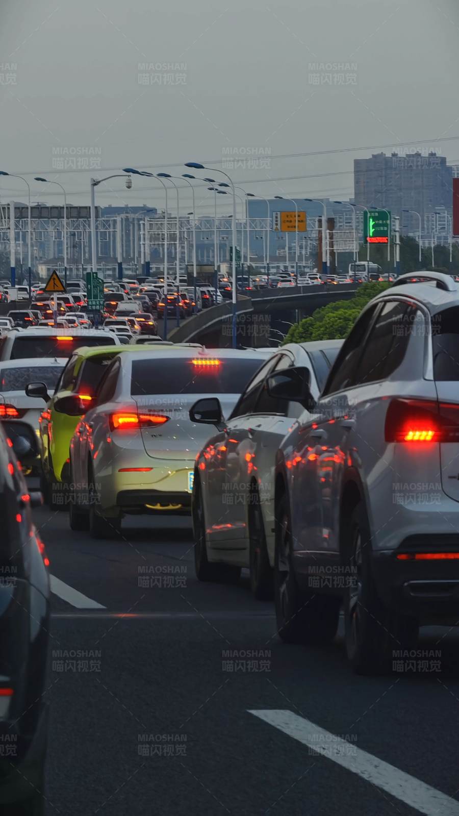 城市晚高峰交通拥堵图片