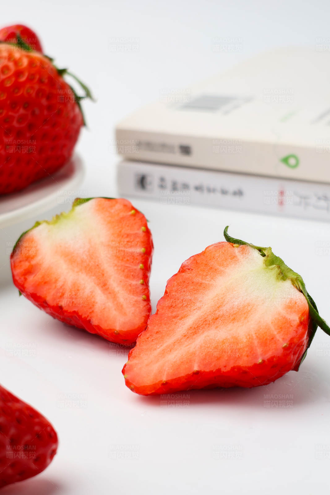 草莓与书的静谧时光图片