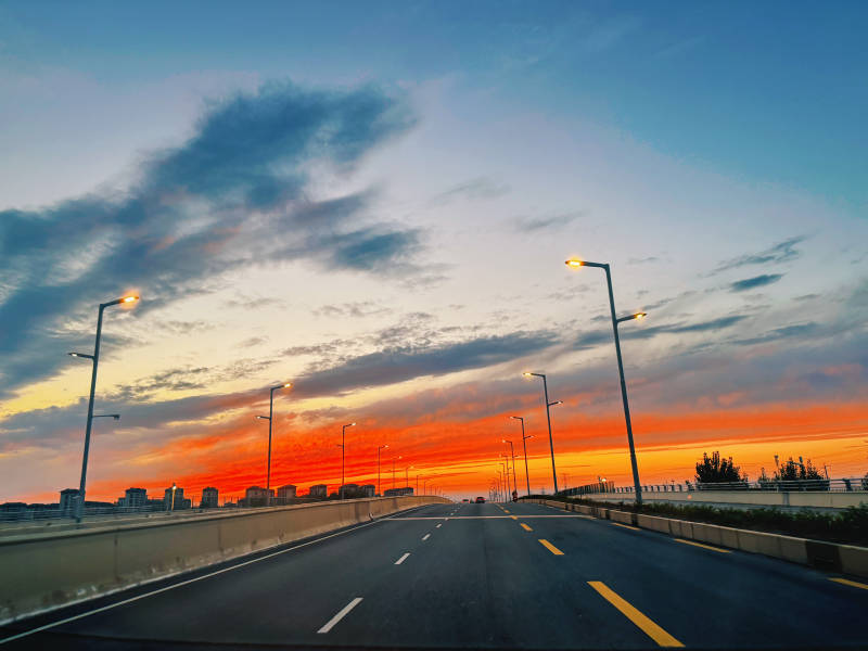 夕阳下的空旷公路图片