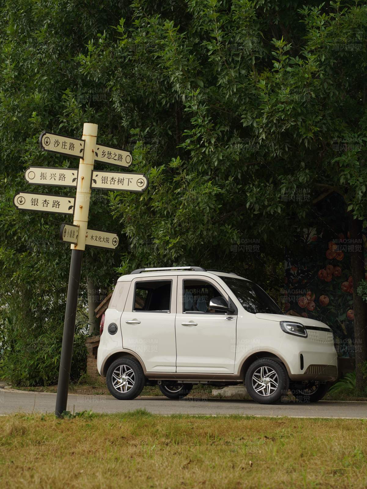 乡村路标与白色小车图片