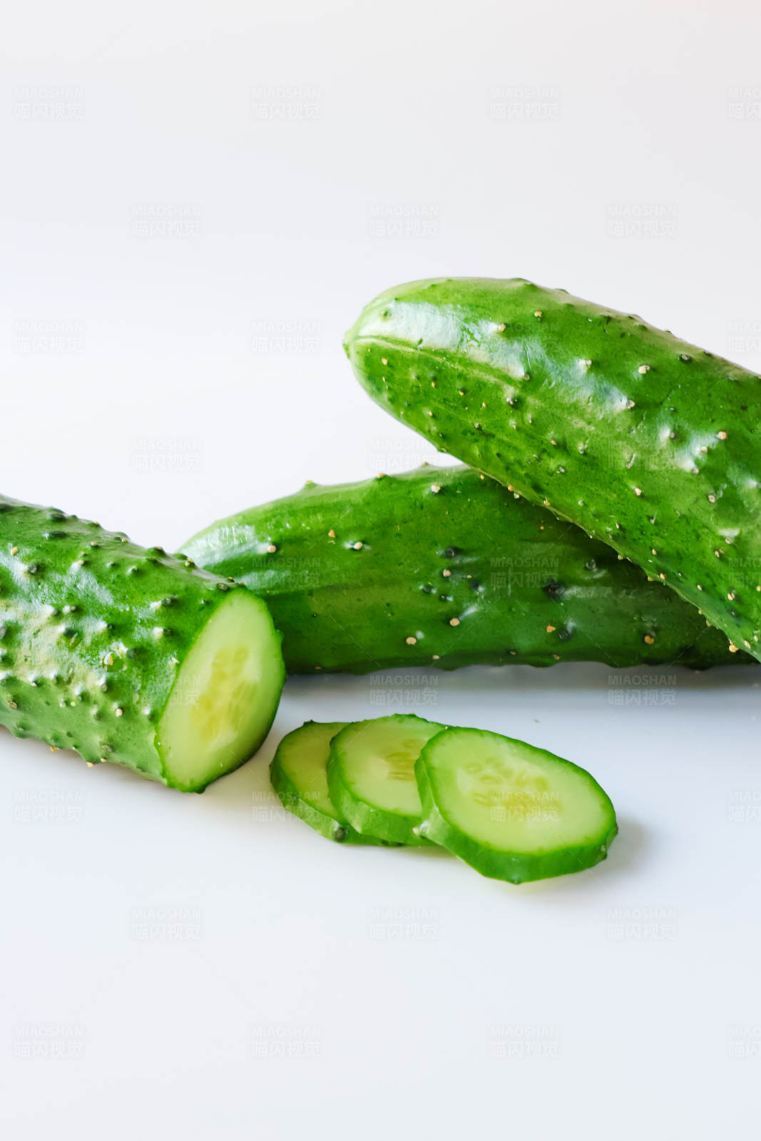 新鲜黄瓜与切片图片