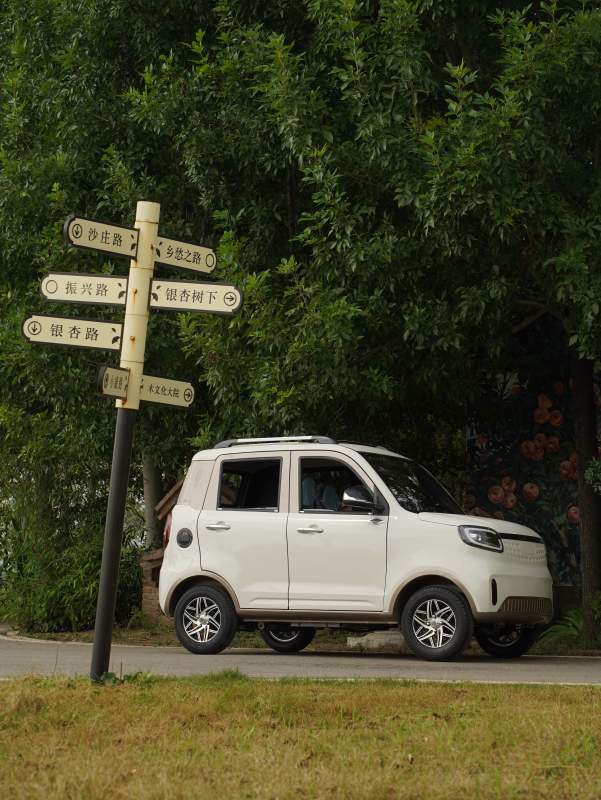 乡村路标与白色小车图片