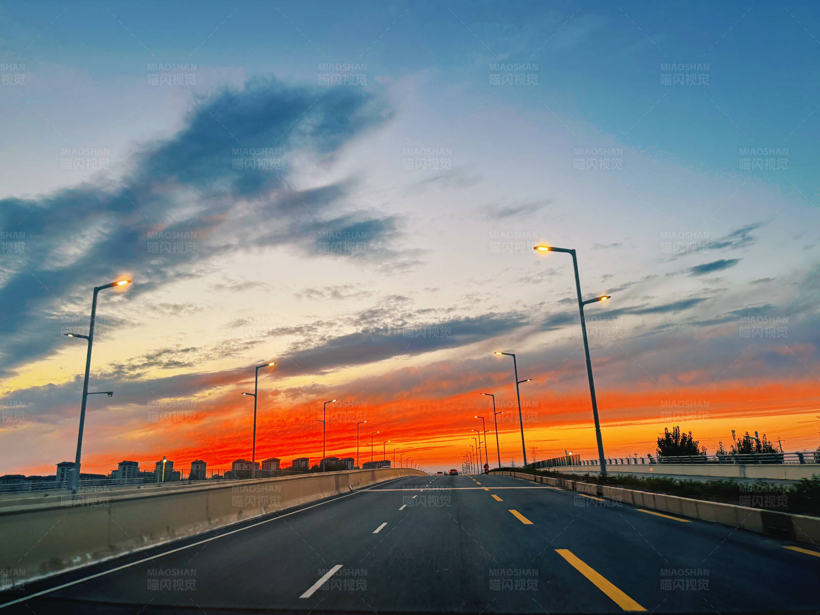 夕阳下的空旷公路图片