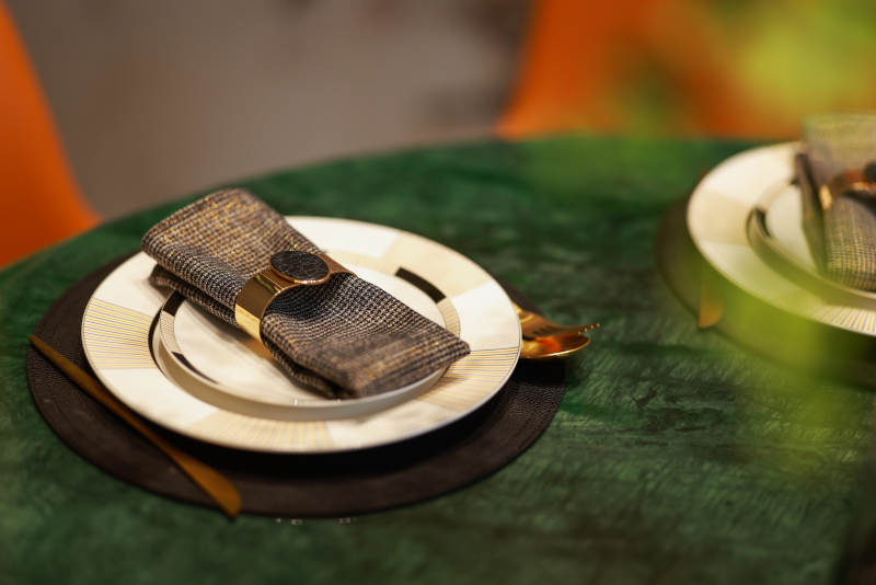 优雅餐桌布置特写图片