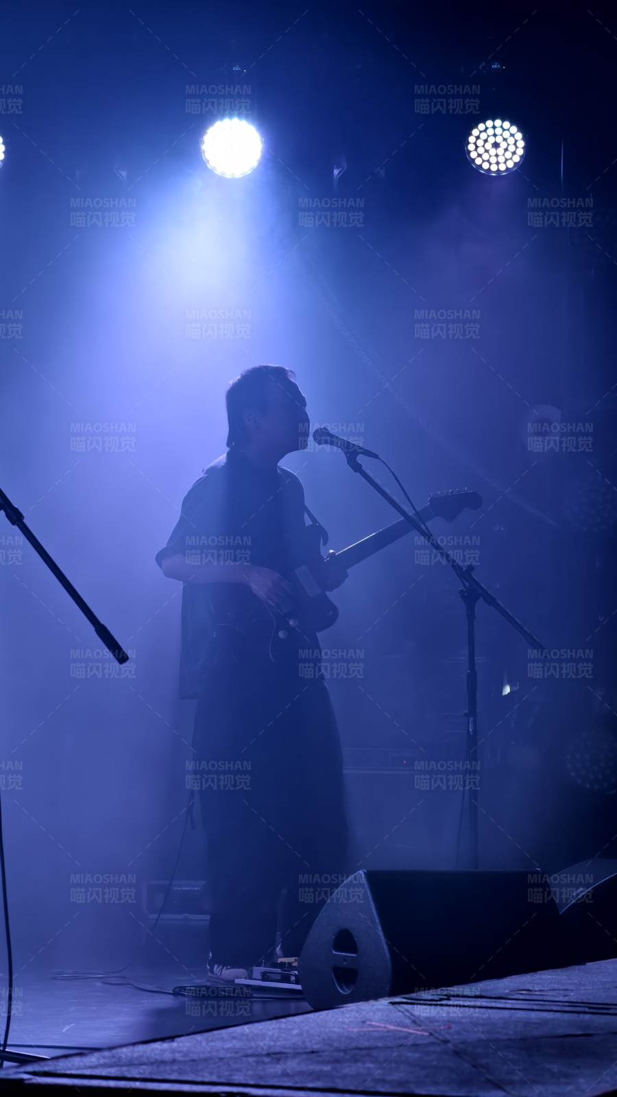 舞台上的吉他手图片