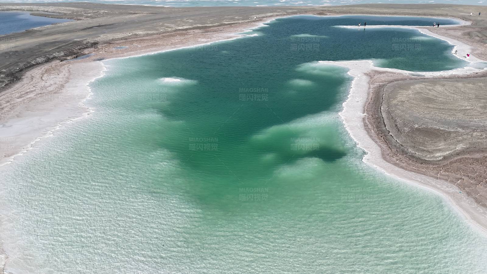 翡翠盐湖图片