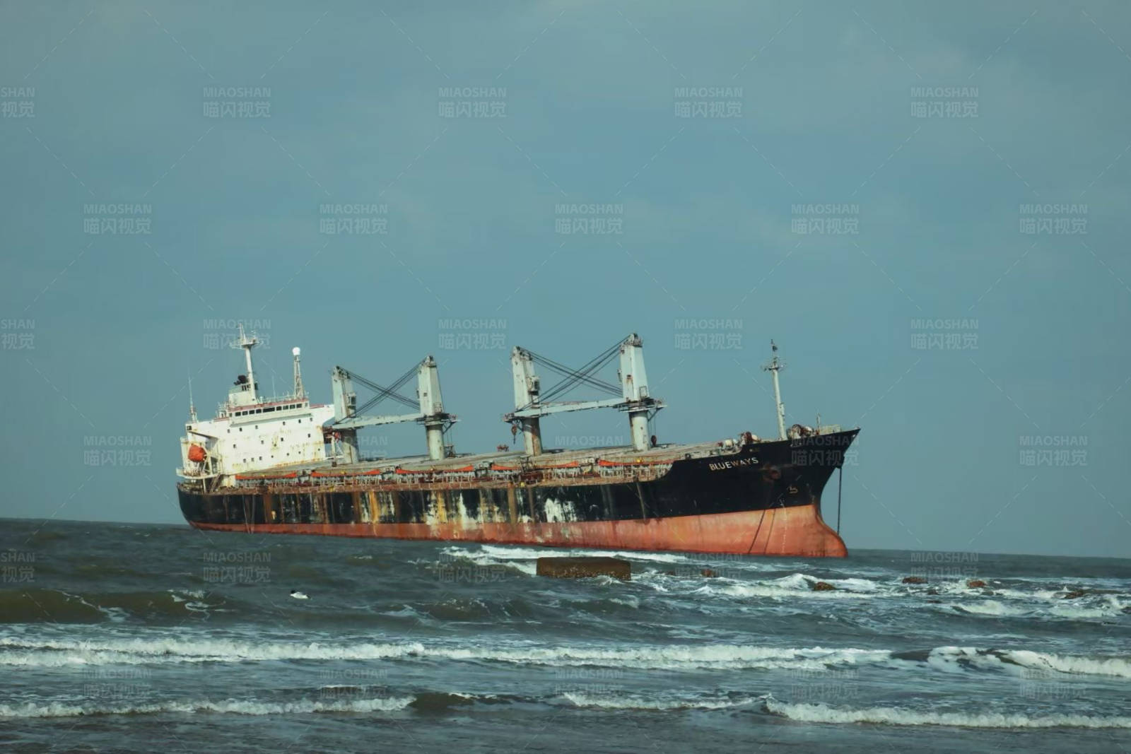 搁浅的货轮图片
